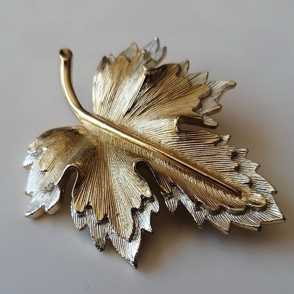 Sarah Coventry Jewelry - 🇨🇦 Vintage Sarah Coventry Brooch Two-tone Maple Leaf Nature Choice Series